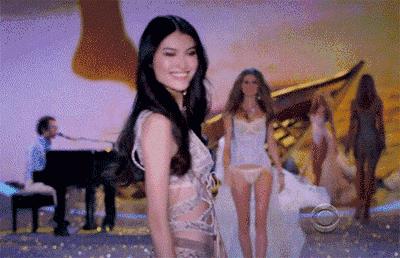 一个动作矫正含胸驼背，练就完美肩颈线