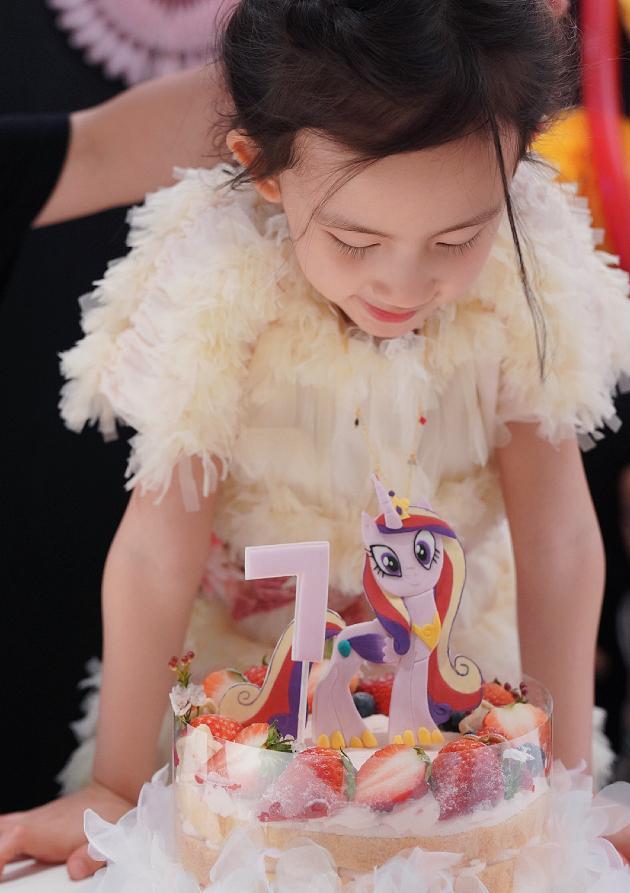 黄磊女儿多多穿长裙聚会,黄磊女儿多多吊带红唇