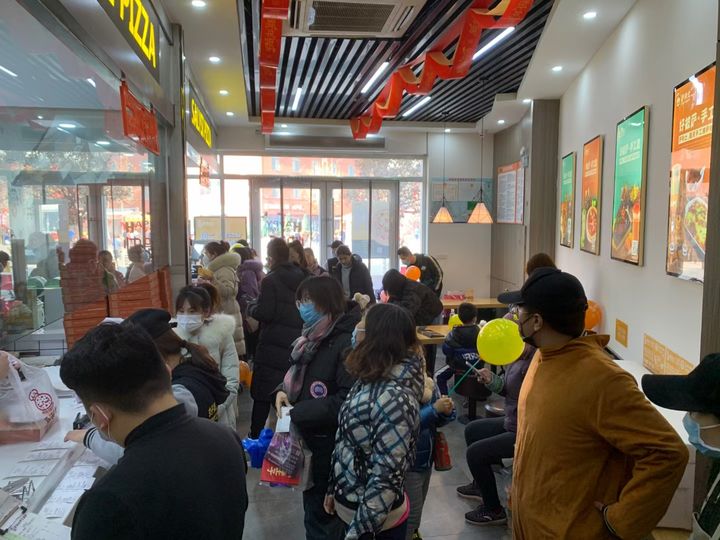 披萨点外卖还是堂食便宜,开披萨店外卖还是堂食