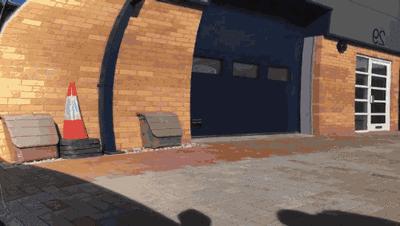 洗车怎么能光亮不招灰,为什么自己洗车容易沾灰