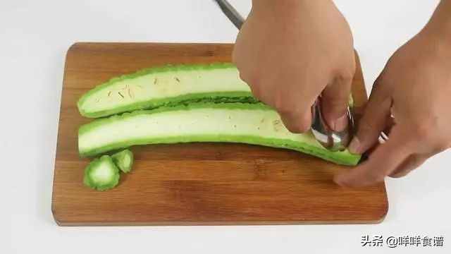 苦瓜太苦吃不下去？只需这样切掉苦味源，苦味清除的一干二净