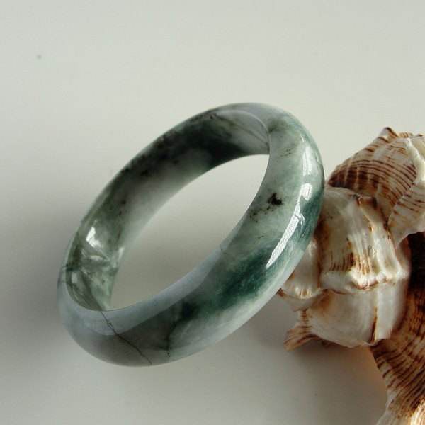 商场买翡翠标价11万还有瑕疵,一千块的玉手镯值得买吗