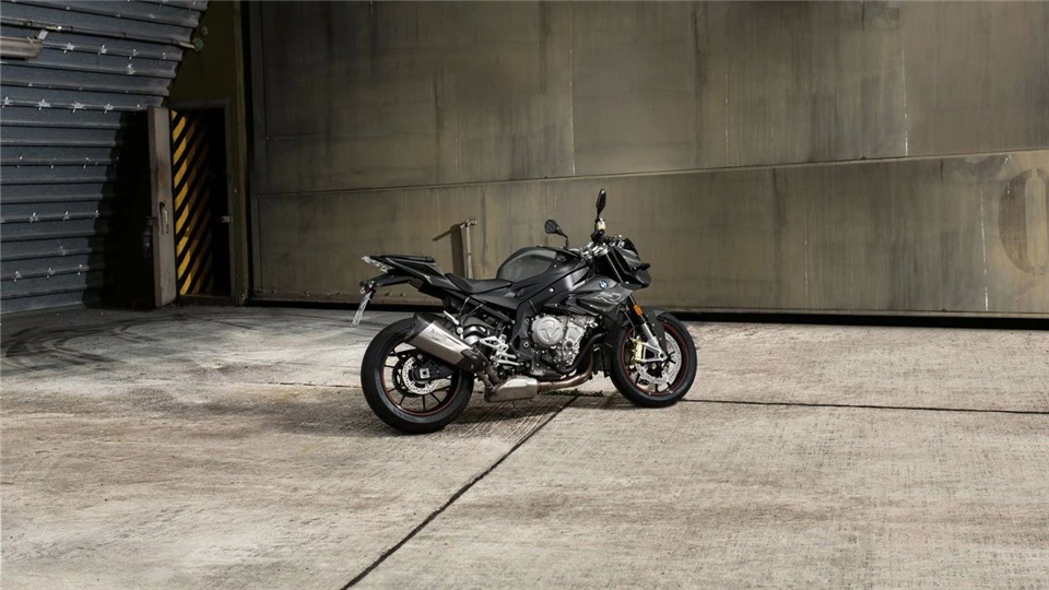 宝马最新s1000rr摩托车,宝马新款四缸街车s1000r谍照曝光