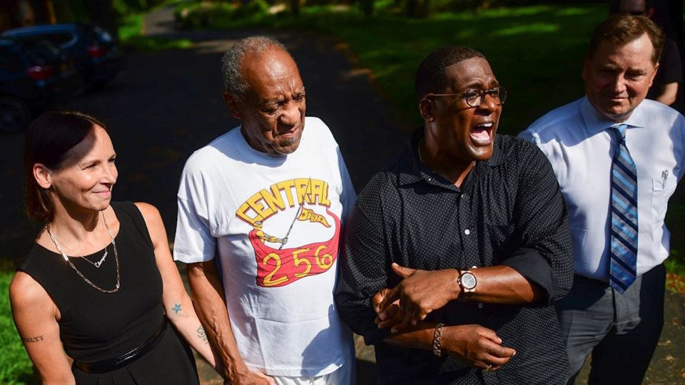 这就是美国!83岁黑人明星侵犯百余女子,靠金钱*翻推**判决逍遥法外