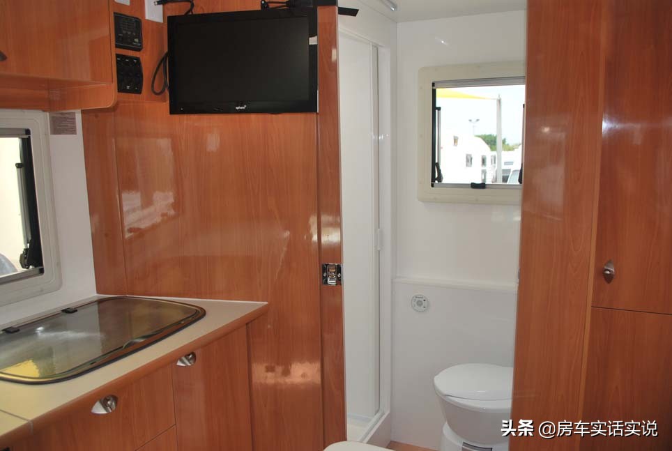 和一般常见的皮卡房车布局不同,dmax皮卡房车六座布局