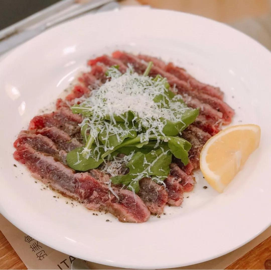 每天要喝掉两杯奶茶,每天要喝2000ml咖啡