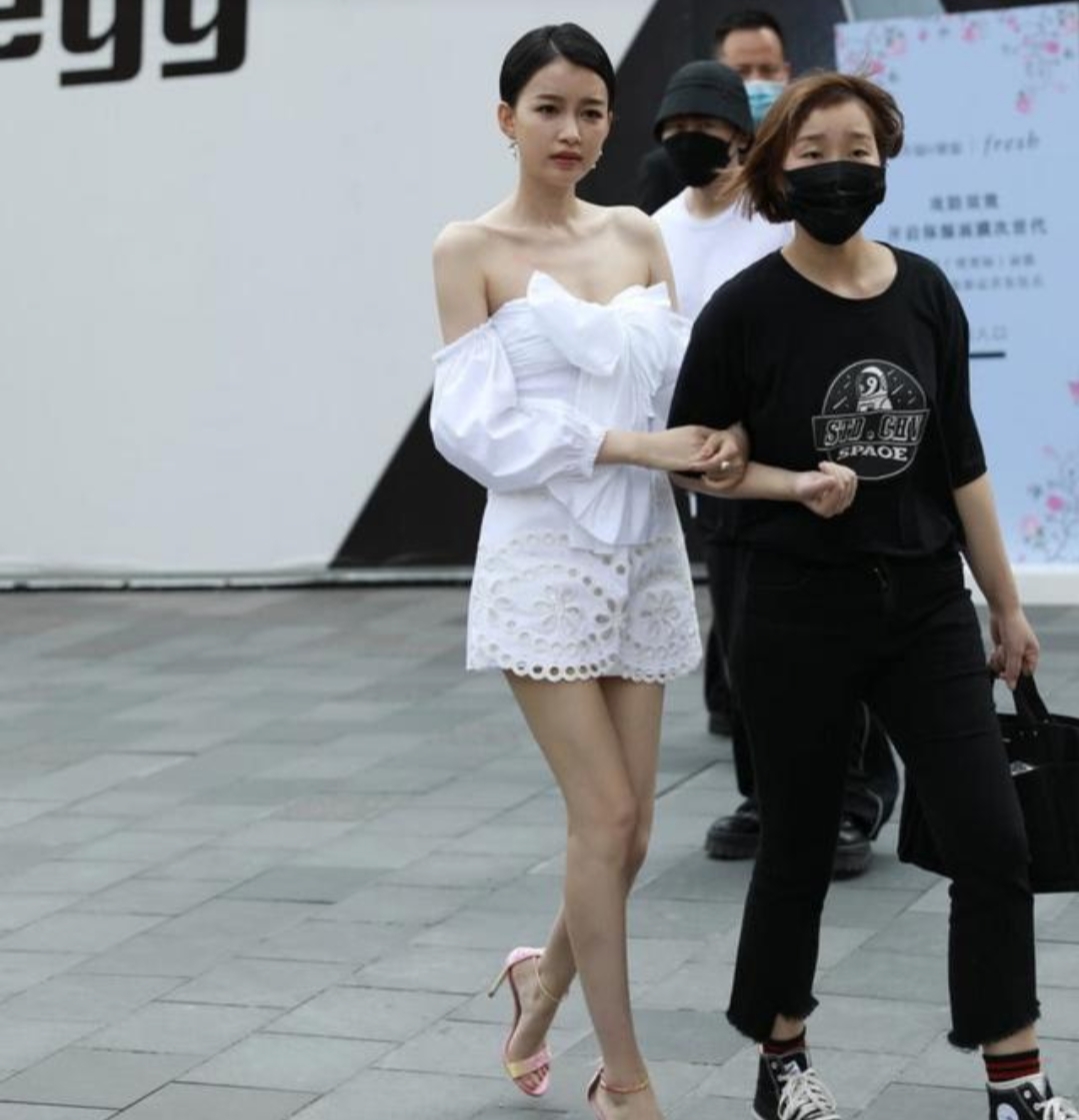 孙怡吊带露背黑裙,孙怡穿长裙