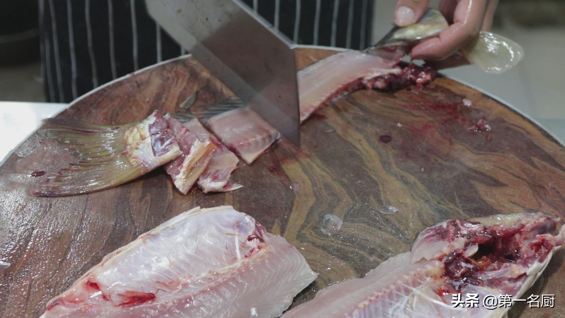 鲤鱼好吃有诀窍，做出来肉质嫩滑，汤鲜味美，一顿多吃两碗饭