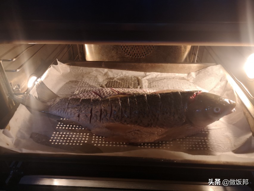 江边蒜香麻辣烤鱼做法教程家庭版,怎么烤鱼简单又美味在家就能做