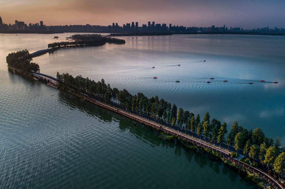 武汉市在九省通衢方面优势不如郑州，人均GDP领先却在全国有优势