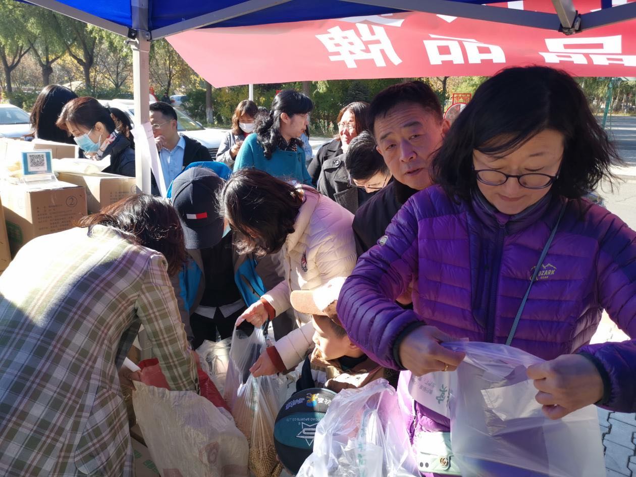 哈商大驻村扶贫工作队扶贫日携“福来汐”绿色农产品返校畅销