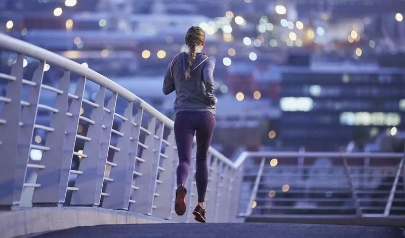 运动的时候听音乐有好处吗,运动时听音乐可以提高效果吗