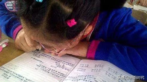 「迷糊老师」弟弟大班了还不会写自己的名字，妈妈说他是弱智