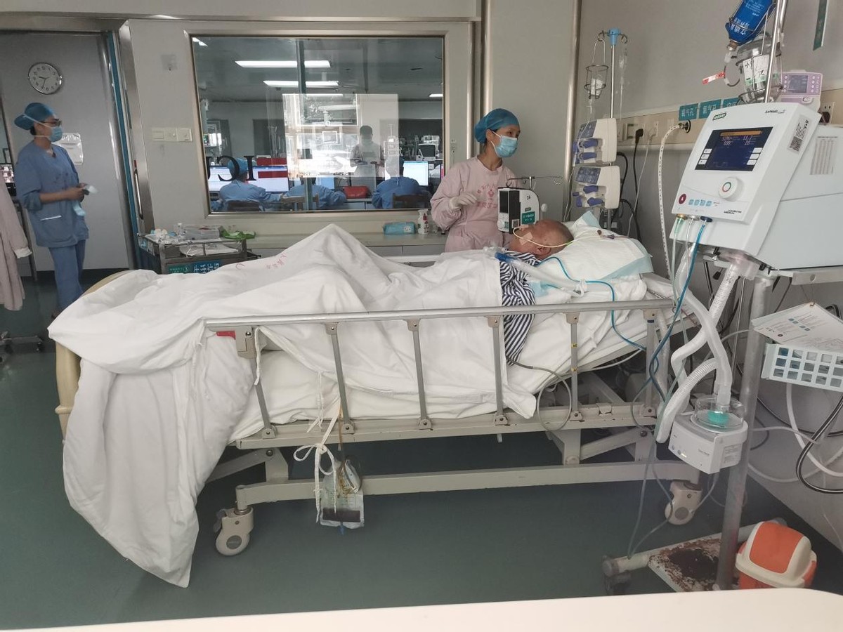 6旬老人抚养6个孙子后续,退伍老兵独自养孩子