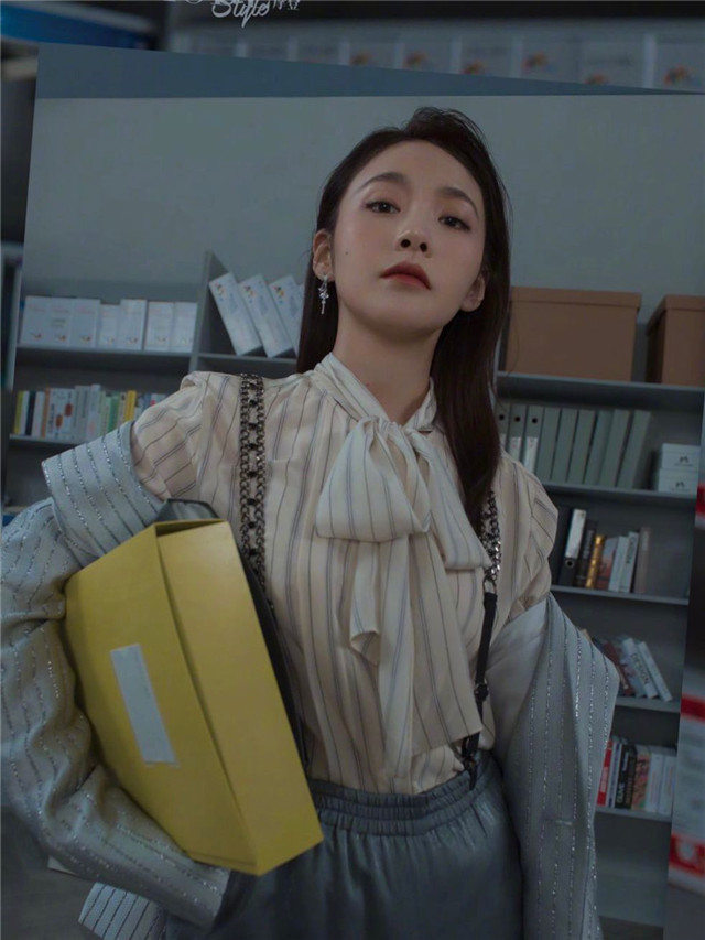 喜欢穿着简约的女人，来看看“复古运动风”，给你想象不到的时髦