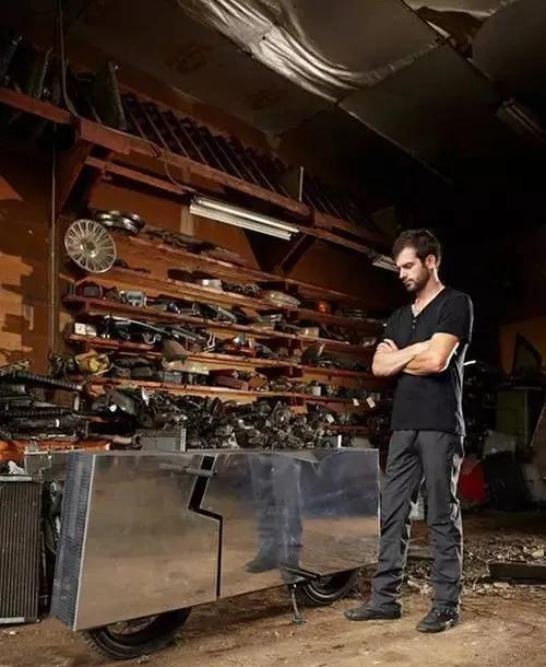 一辆能“隐身”的摩托，停路边贼都找不到