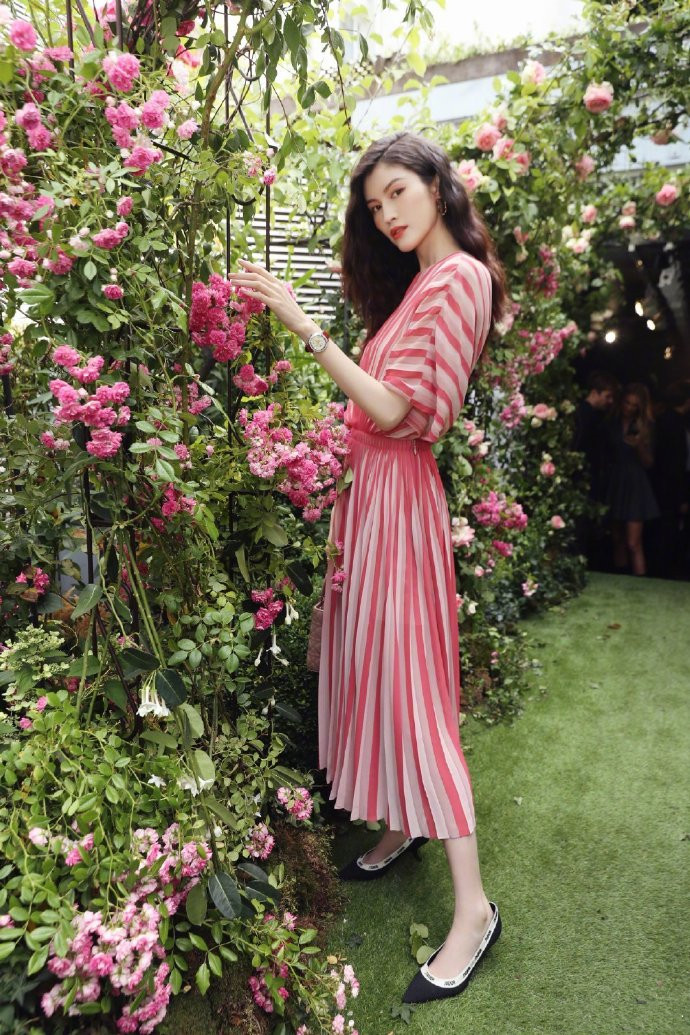 何穗穿衣搭配图片,何穗最新穿衣搭配图