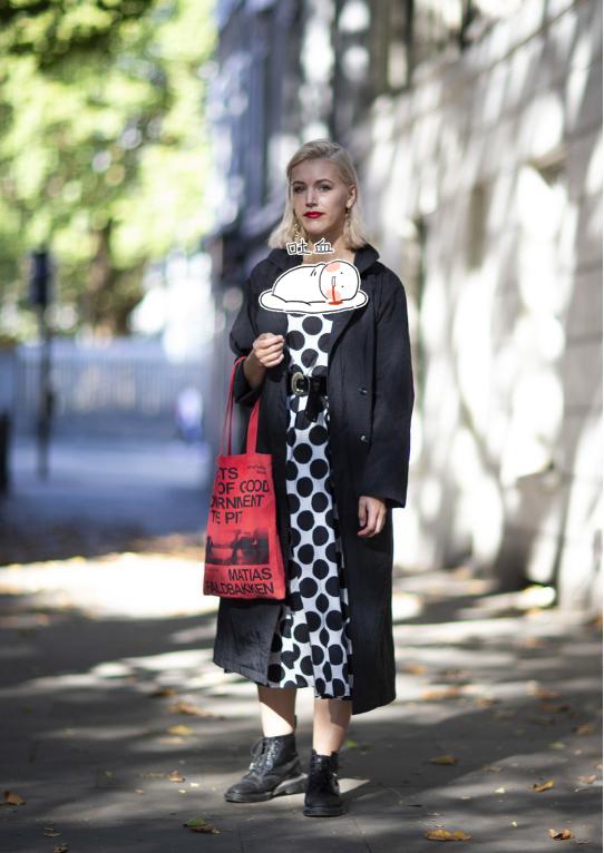 现在的斜挎帆布包还流行吗,还在背水桶包吗