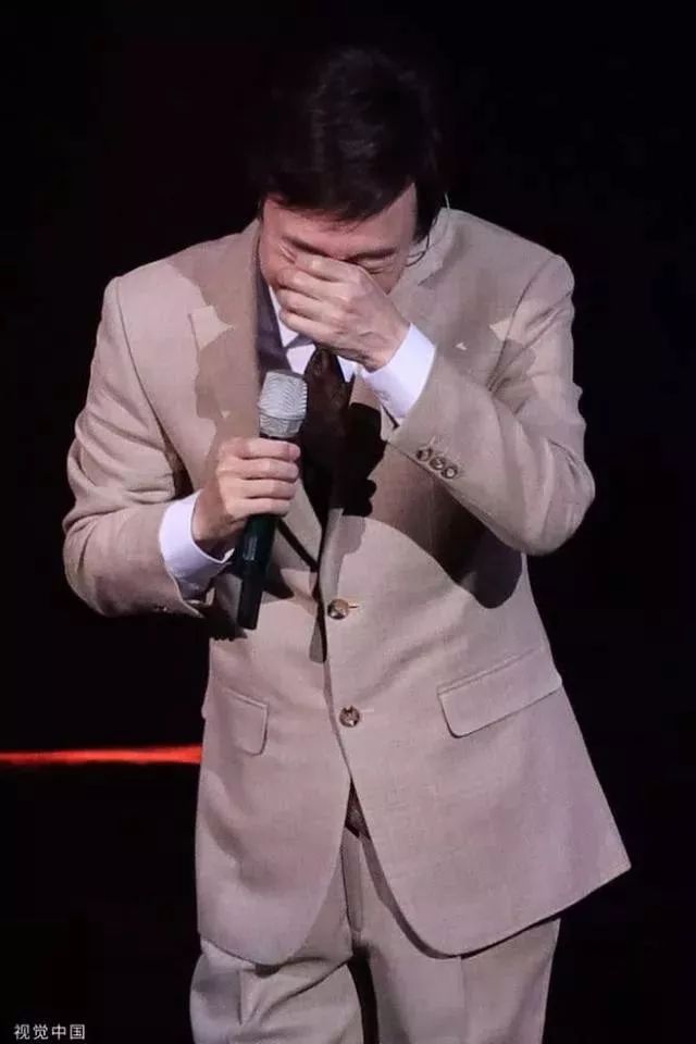 64岁费玉清告别歌坛，现场泪奔，万望珍重