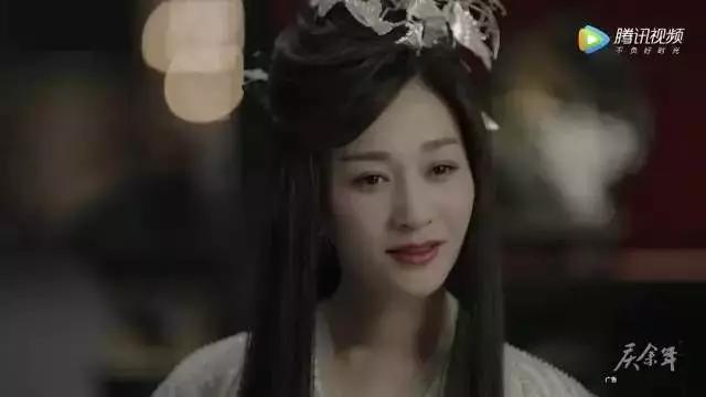 李小冉五官精致皮肤白皙透亮,70后女演员李小冉的高级搭配