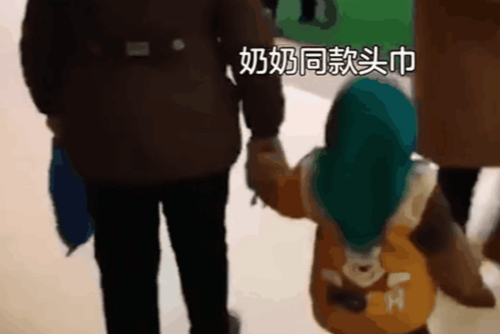 奶奶带孙子逛街,俩人头饰太“抢眼”,网友:笑喷了,我家有同款