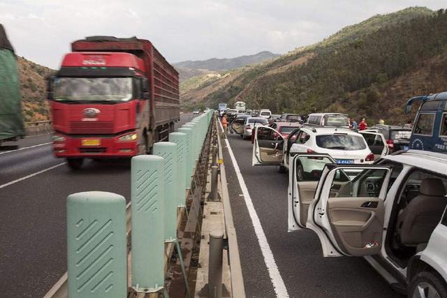 高速路上堵车尿急怎么办,高速路上堵车尿急该怎么办