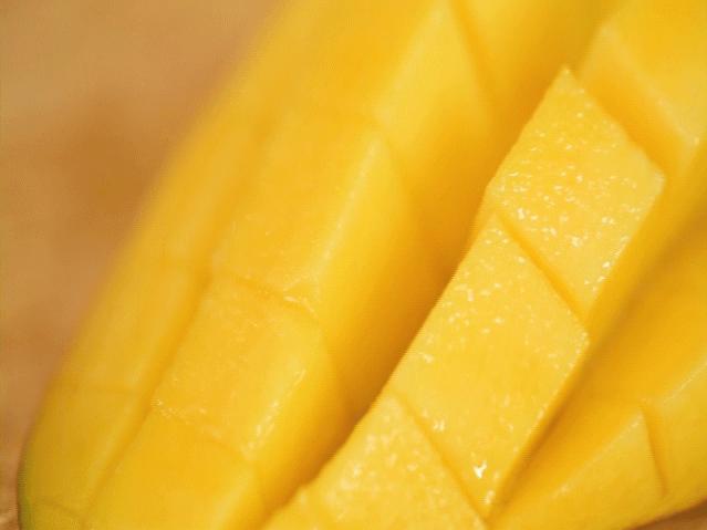 芒果季不能错过的芒果：汁多、肉Q、香甜，吃起来真的很过瘾！