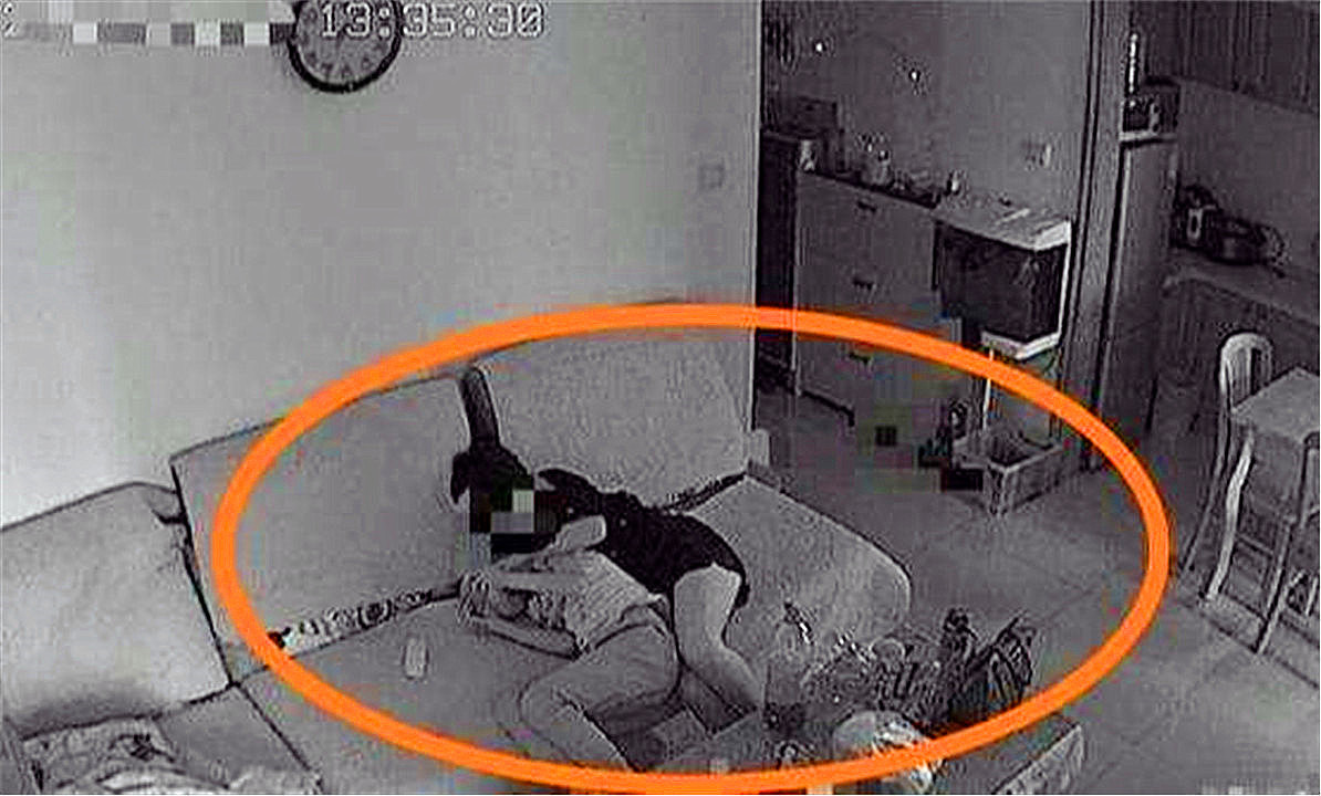 11岁儿子约女同学家里打游戏,不料监控拍下这画面,爸爸左右为难