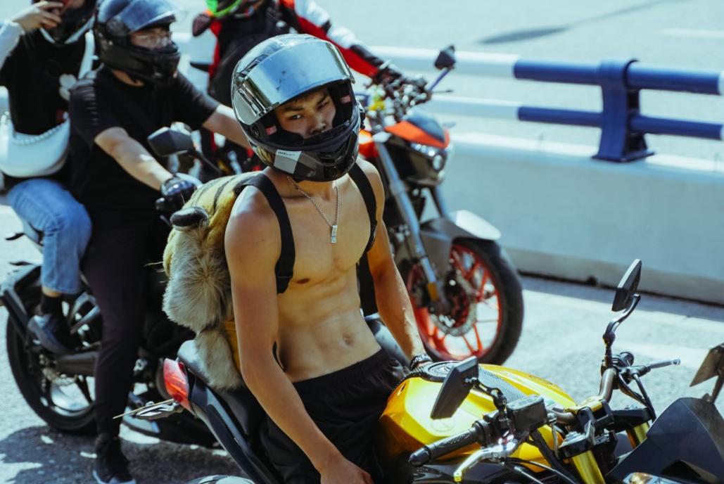 有个男人骑摩托车,骑摩托的男人的感受