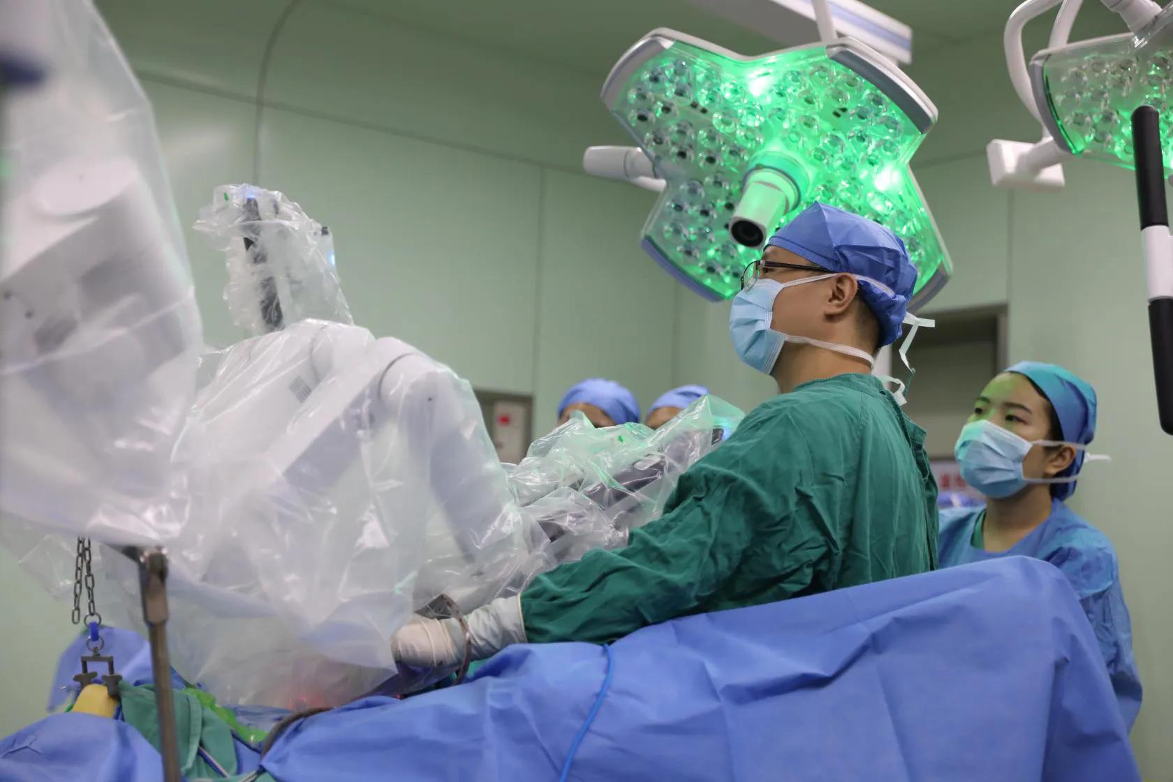 半年破百例!成妇儿“达芬奇机器人”精准治疗造福百余位妇女儿童