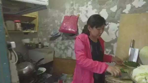 北京40㎡夹缝学区房挤下6口人，准备生二胎，女婿只能睡折叠床