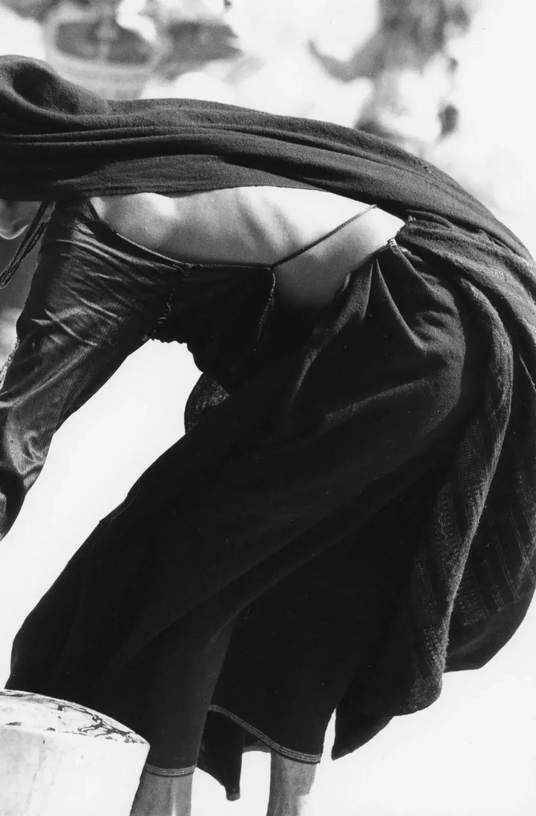 25年前,一个日本人带着天价衣服到中国,给西北人拍了一批硬照