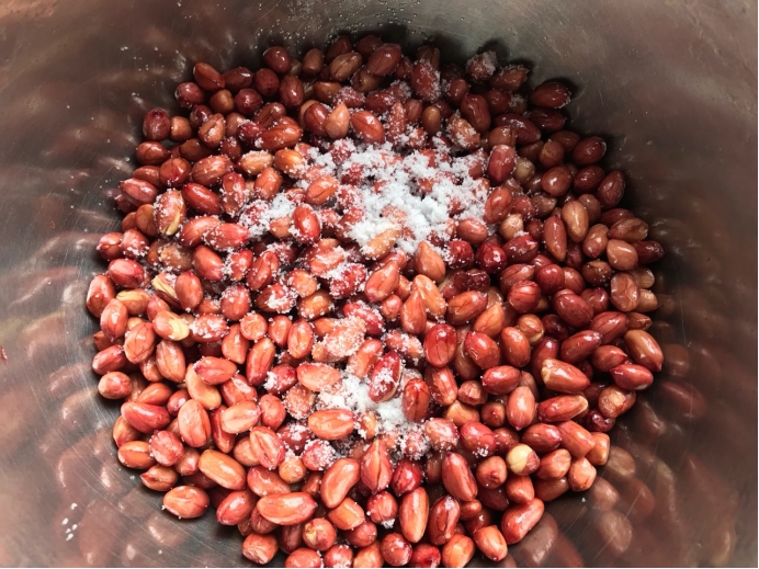 炒过的整个花生米返潮了怎么办,炒花生的盐可以反复炒几次