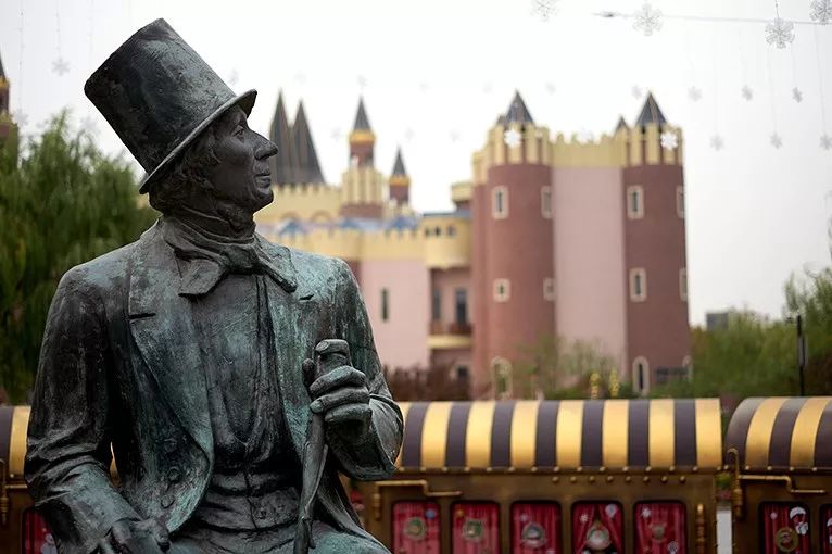 把忧伤变成幽默，丹麦教育的秘密原来在安徒生的故事里