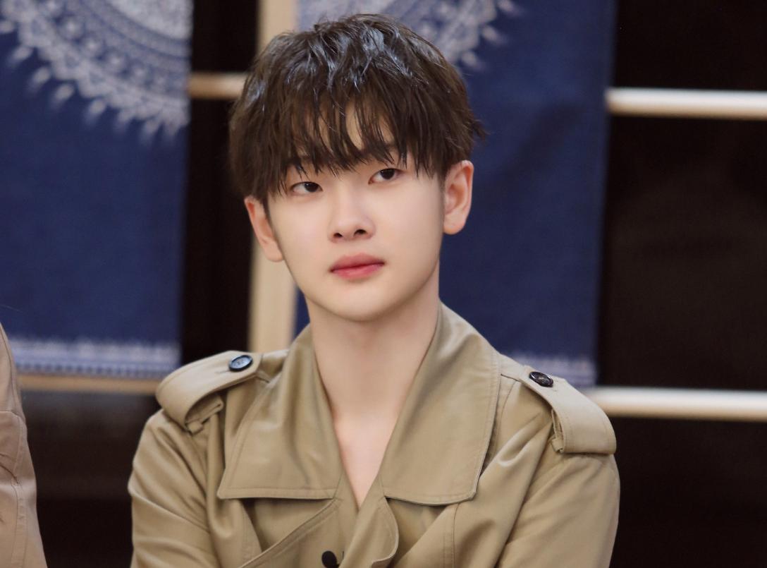 周震南被猫咬到了,周震南与何洛洛聊天记录