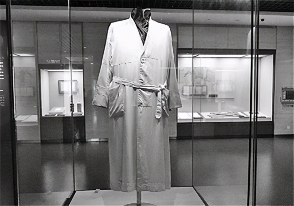 毛主席、周恩来、*小平邓**三位领袖是怎么过春节的？