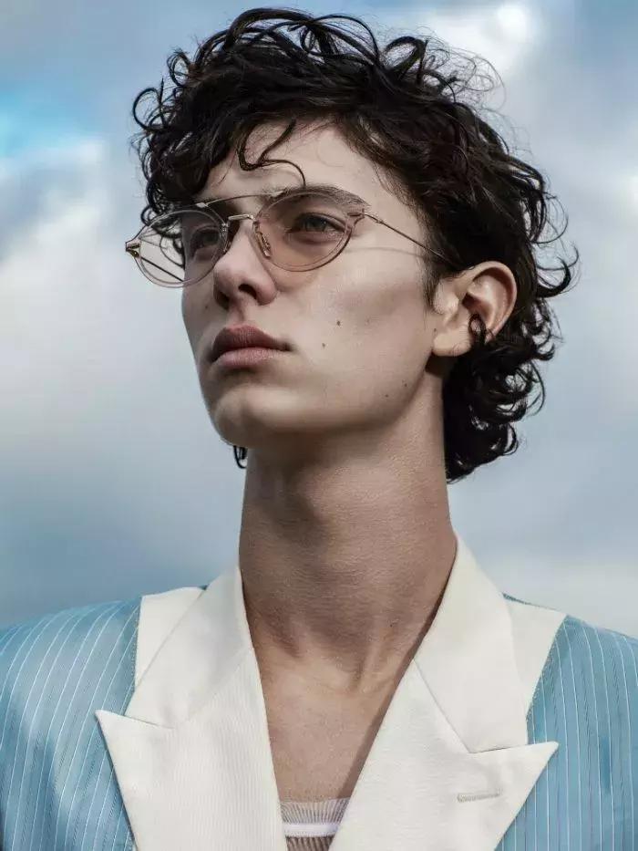 全球最帅王子18岁净身出户，上海打工赚钱：生来是王子，太惨了