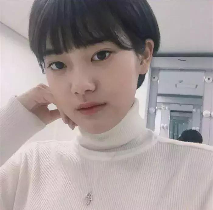 碎发太多怎么扎好看,扎高马尾额头前面碎发太多怎么办