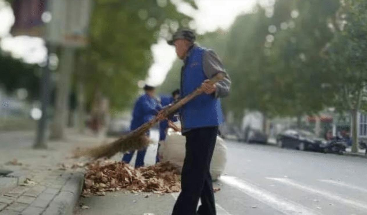 1986年扫地大爷暴露身份,解放后击落美国飞机的老英雄