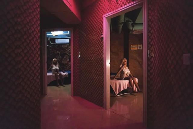 中国第一个硅胶娃娃体验馆，开在工厂区