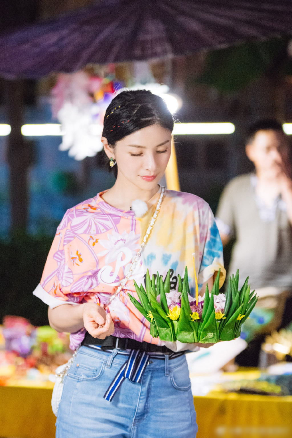 胡可穿衣搭配图,44岁胡可穿娃娃连衣裙配小白鞋