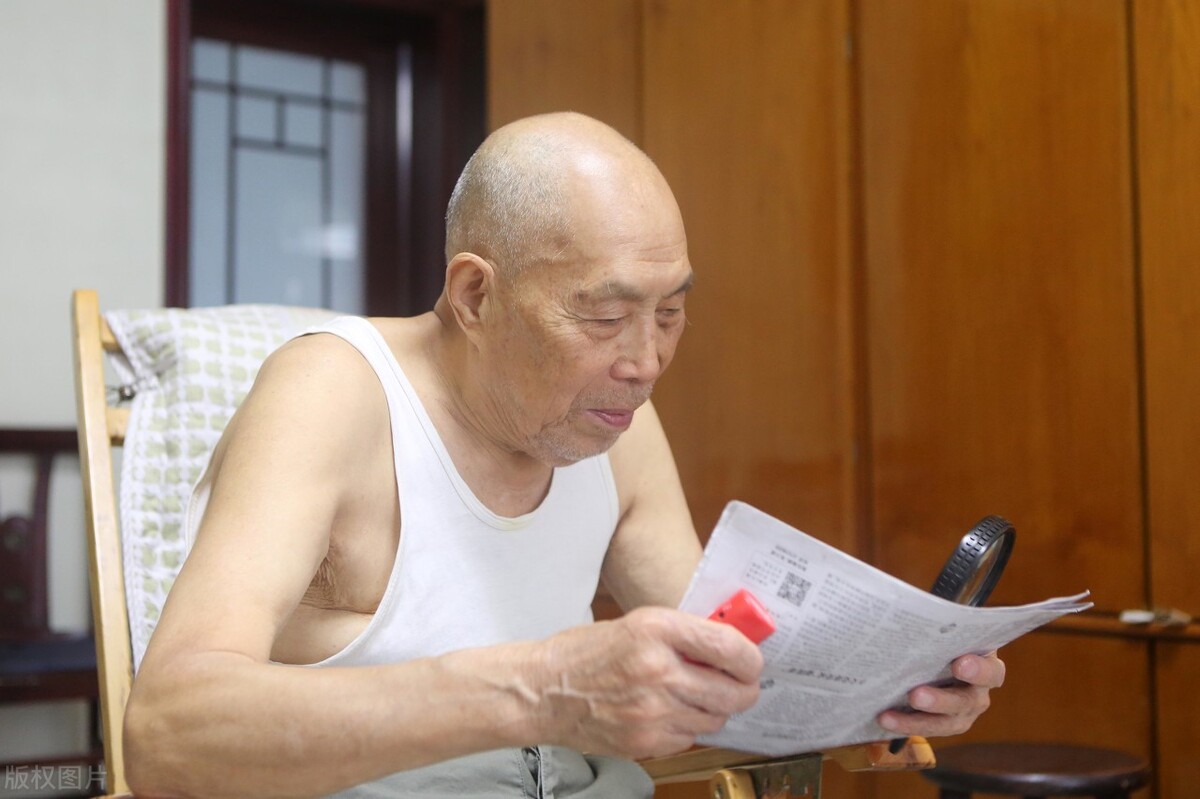 六旬老人恋上45岁年轻舞伴,六旬老人迷恋上靳东完整版