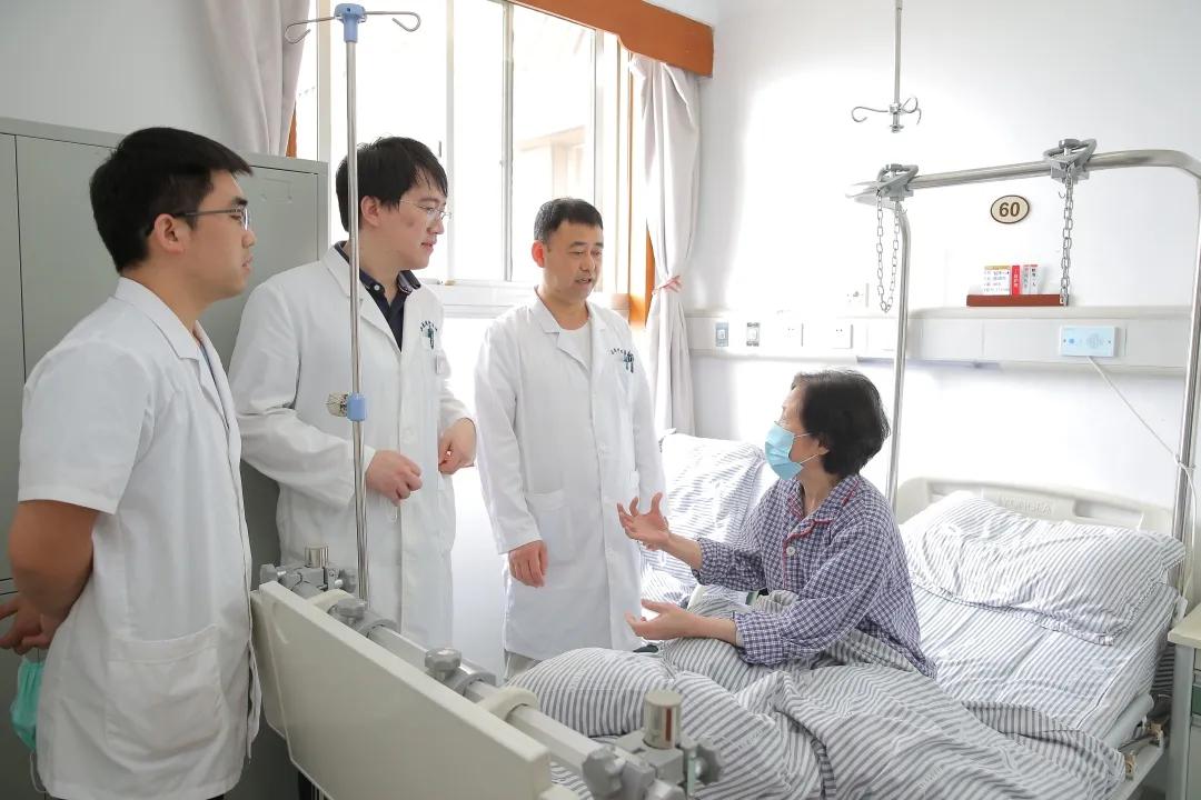 女子胸口“破洞”辗转多地,终于有医生用巧手把洞“补上了”