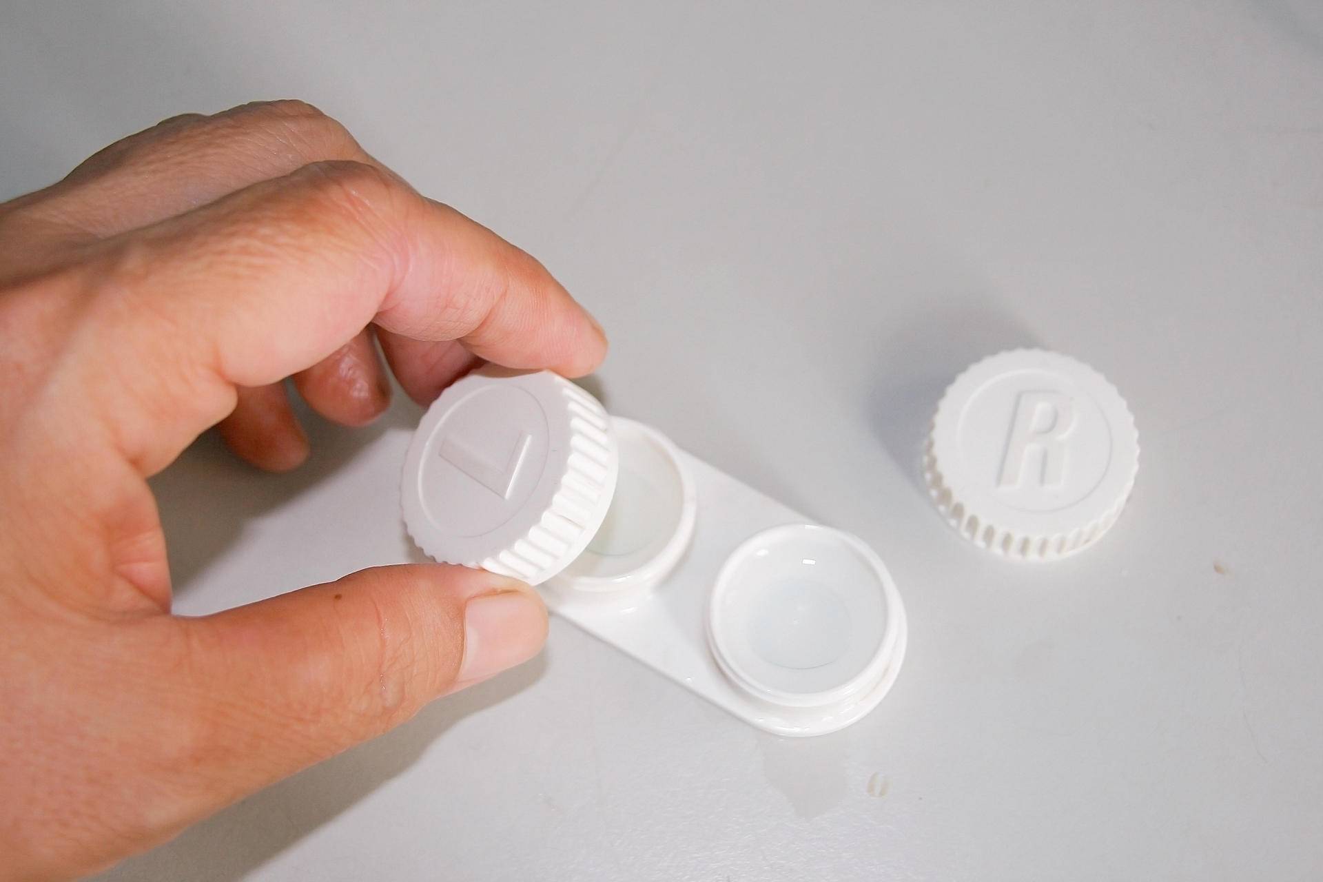 职场女无框眼镜,女白领上班时找隐形眼镜