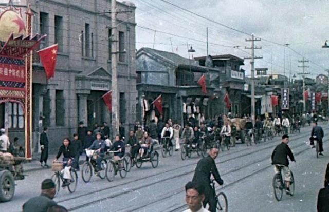 1949年开国大典，毛主席正装之下，穿着4个大窟窿的羊毛衫裤