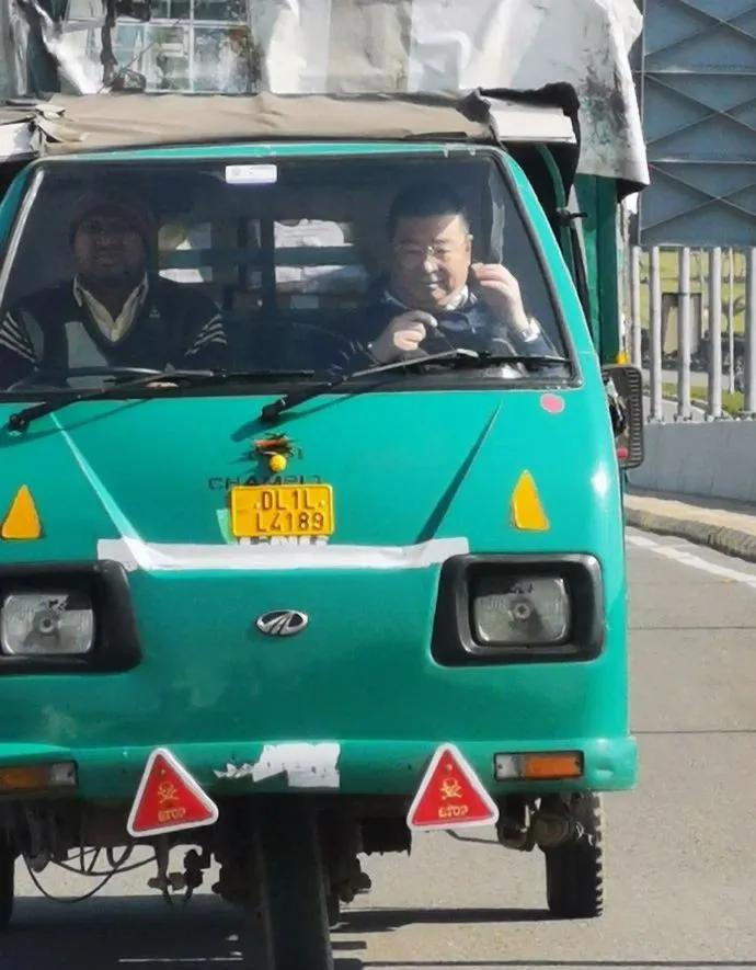 抢劫lv砸玻璃,抢劫lv包搞笑视频粤语