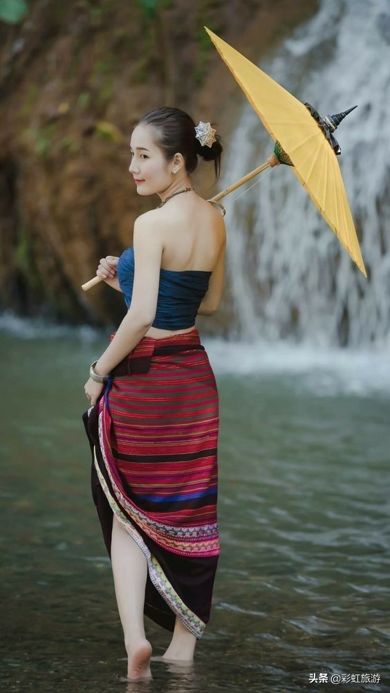 东南亚很多国家民族服装都很接近,而为何“泰服”如此深入人心