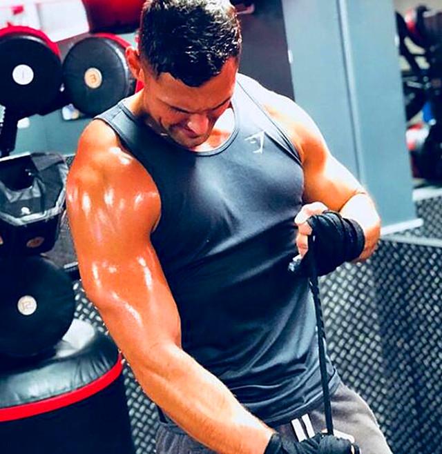 手臂无力，提不起重量？尝试这4个动作，帮你增长力量