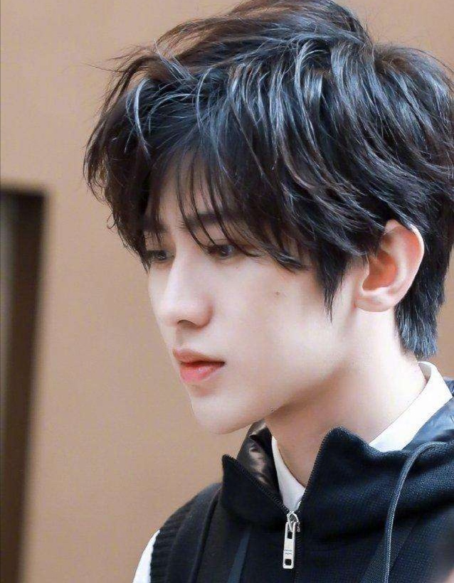 男人脸上有痣的各个部位详细图,脸上有很多痣的帅哥