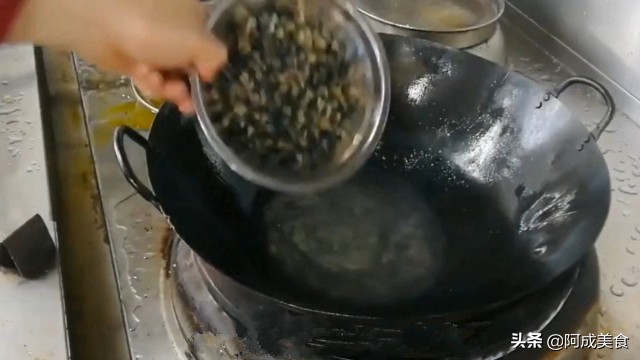 厨师长教做鱿鱼炒韭菜,大厨做美食韭菜炒鸡蛋